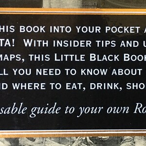 Pu&ograve; includere: Una copertina di libro nera e dorata con il testo "TUCK THIS BOOK INTO YOUR POCKET AND LIVE LA DOLCE VITA! WITH INSIDER TIPS AND USER-FRIENDLY FOLD-OUT MAPS, THIS LITTLE BLACK BOOK WALKS YOU THROUGH ALL YOU NEED TO KNOW ABOUT WHAT TO SEE AND DO, AND WHERE TO EAT, DRINK, SHOP, AND STAY. The indispensable guide to your own Roman Holiday!"