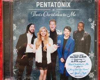 Può includere: Una custodia per CD con un gruppo di cinque cantanti, Pentatonix, su uno sfondo innevato. Il titolo dell'album è "That's Christmas to Me" e presenta il testo "The All New Holiday Album featuring the PTX original That's Christmas to Me plus Mary Did You Know? and Silent Night".