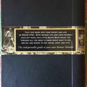 Pu&ograve; includere: Un libro di guida turistica nero e oro con il titolo "TUCK THIS BOOK INTO YOUR POCKET AND LIVE LA DOLCE VITA!" con consigli di esperti e mappe pieghevoli facili da usare. Il libro promette di guidarti attraverso tutto ci&ograve; che devi sapere su cosa vedere e fare, e dove mangiare, bere, fare shopping e soggiornare. Il libro &egrave; descritto come "La guida indispensabile per le tue vacanze romane!"