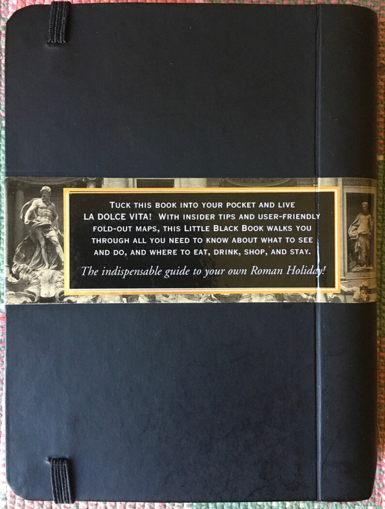 Pu&ograve; includere: Un libro di guida turistica nero e oro con il titolo "TUCK THIS BOOK INTO YOUR POCKET AND LIVE LA DOLCE VITA!" con consigli di esperti e mappe pieghevoli facili da usare. Il libro promette di guidarti attraverso tutto ci&ograve; che devi sapere su cosa vedere e fare, e dove mangiare, bere, fare shopping e soggiornare. Il libro &egrave; descritto come "La guida indispensabile per le tue vacanze romane!"
