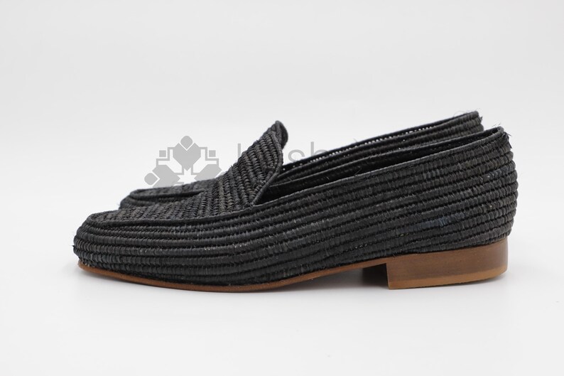 Men’s handmade derby shoes crafted from polished raffia with a refined woven texture. These artisan loafers offer a lightweight, breathable fit and a stylish blend of classic derby design and natural materials. Perfect for weddings, summer outfits, or everyday wear, they showcase Moroccan craftsmanship with a sleek, elegant finish.