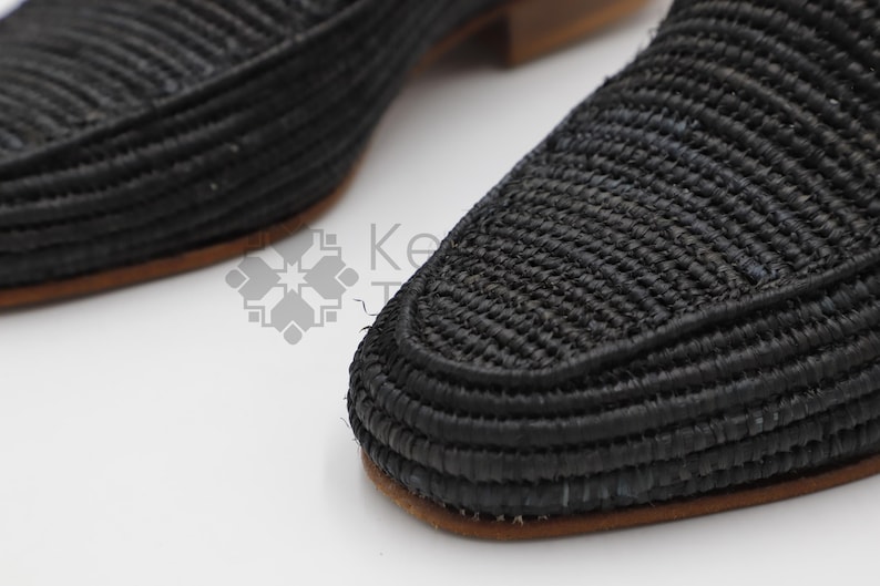 Men’s handmade derby shoes crafted from polished raffia with a refined woven texture. These artisan loafers offer a lightweight, breathable fit and a stylish blend of classic derby design and natural materials. Perfect for weddings, summer outfits, or everyday wear, they showcase Moroccan craftsmanship with a sleek, elegant finish.