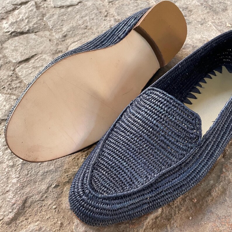 Men’s handmade derby shoes crafted from polished raffia with a refined woven texture. These artisan loafers offer a lightweight, breathable fit and a stylish blend of classic derby design and natural materials. Perfect for weddings, summer outfits, or everyday wear, they showcase Moroccan craftsmanship with a sleek, elegant finish.