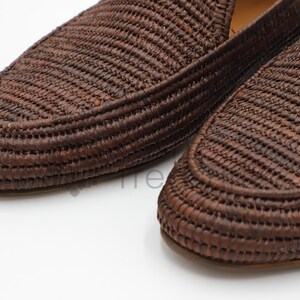 Men’s handmade derby shoes crafted from polished raffia with a refined woven texture. These artisan loafers offer a lightweight, breathable fit and a stylish blend of classic derby design and natural materials. Perfect for weddings, summer outfits, or everyday wear, they showcase Moroccan craftsmanship with a sleek, elegant finish.