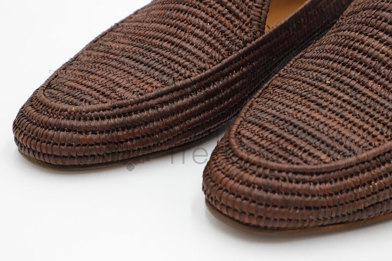 Men’s handmade derby shoes crafted from polished raffia with a refined woven texture. These artisan loafers offer a lightweight, breathable fit and a stylish blend of classic derby design and natural materials. Perfect for weddings, summer outfits, or everyday wear, they showcase Moroccan craftsmanship with a sleek, elegant finish.