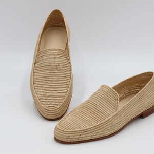 Men’s handmade derby shoes crafted from polished raffia with a refined woven texture. These artisan loafers offer a lightweight, breathable fit and a stylish blend of classic derby design and natural materials. Perfect for weddings, summer outfits, or everyday wear, they showcase Moroccan craftsmanship with a sleek, elegant finish.