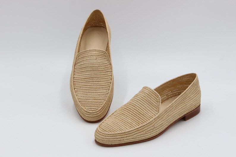 Men’s handmade derby shoes crafted from polished raffia with a refined woven texture. These artisan loafers offer a lightweight, breathable fit and a stylish blend of classic derby design and natural materials. Perfect for weddings, summer outfits, or everyday wear, they showcase Moroccan craftsmanship with a sleek, elegant finish.