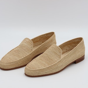 Men’s handmade derby shoes crafted from polished raffia with a refined woven texture. These artisan loafers offer a lightweight, breathable fit and a stylish blend of classic derby design and natural materials. Perfect for weddings, summer outfits, or everyday wear, they showcase Moroccan craftsmanship with a sleek, elegant finish.