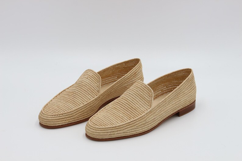 Men’s handmade derby shoes crafted from polished raffia with a refined woven texture. These artisan loafers offer a lightweight, breathable fit and a stylish blend of classic derby design and natural materials. Perfect for weddings, summer outfits, or everyday wear, they showcase Moroccan craftsmanship with a sleek, elegant finish.