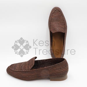 Men’s handmade derby shoes crafted from polished raffia with a refined woven texture. These artisan loafers offer a lightweight, breathable fit and a stylish blend of classic derby design and natural materials. Perfect for weddings, summer outfits, or everyday wear, they showcase Moroccan craftsmanship with a sleek, elegant finish.