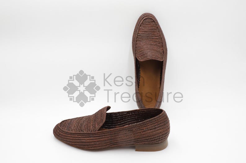 Men’s handmade derby shoes crafted from polished raffia with a refined woven texture. These artisan loafers offer a lightweight, breathable fit and a stylish blend of classic derby design and natural materials. Perfect for weddings, summer outfits, or everyday wear, they showcase Moroccan craftsmanship with a sleek, elegant finish.