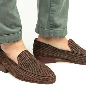 Men’s handmade derby shoes crafted from polished raffia with a refined woven texture. These artisan loafers offer a lightweight, breathable fit and a stylish blend of classic derby design and natural materials. Perfect for weddings, summer outfits, or everyday wear, they showcase Moroccan craftsmanship with a sleek, elegant finish.