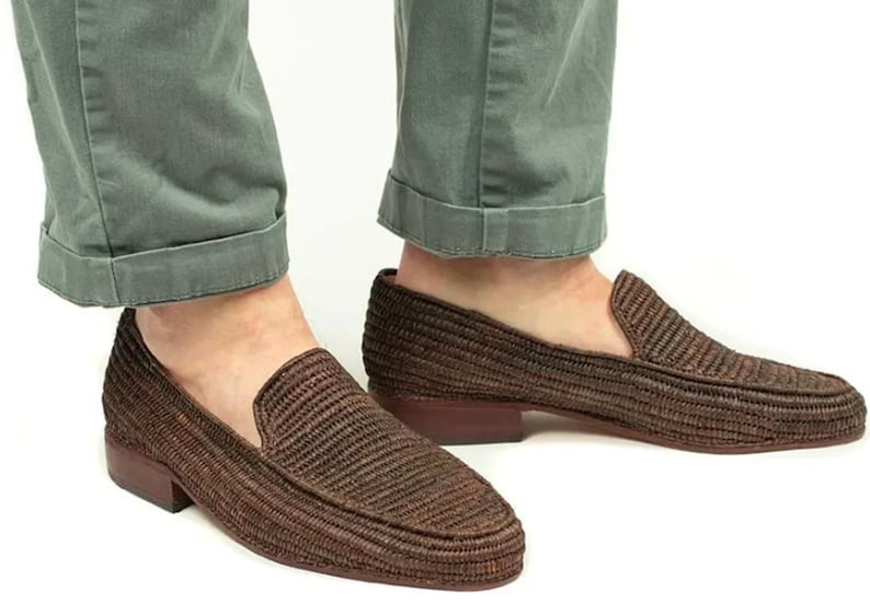 Men’s handmade derby shoes crafted from polished raffia with a refined woven texture. These artisan loafers offer a lightweight, breathable fit and a stylish blend of classic derby design and natural materials. Perfect for weddings, summer outfits, or everyday wear, they showcase Moroccan craftsmanship with a sleek, elegant finish.