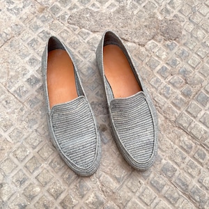 Men’s handmade derby shoes crafted from polished raffia with a refined woven texture. These artisan loafers offer a lightweight, breathable fit and a stylish blend of classic derby design and natural materials. Perfect for weddings, summer outfits, or everyday wear, they showcase Moroccan craftsmanship with a sleek, elegant finish.