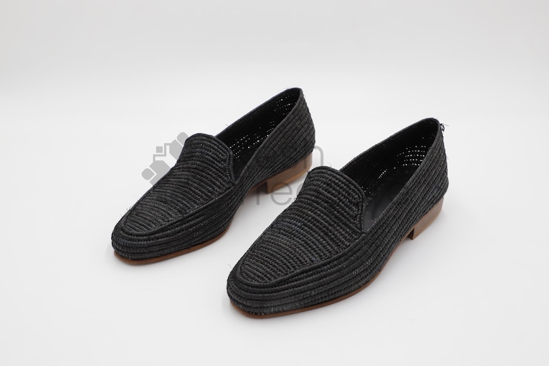Men’s handmade derby shoes crafted from polished raffia with a refined woven texture. These artisan loafers offer a lightweight, breathable fit and a stylish blend of classic derby design and natural materials. Perfect for weddings, summer outfits, or everyday wear, they showcase Moroccan craftsmanship with a sleek, elegant finish.