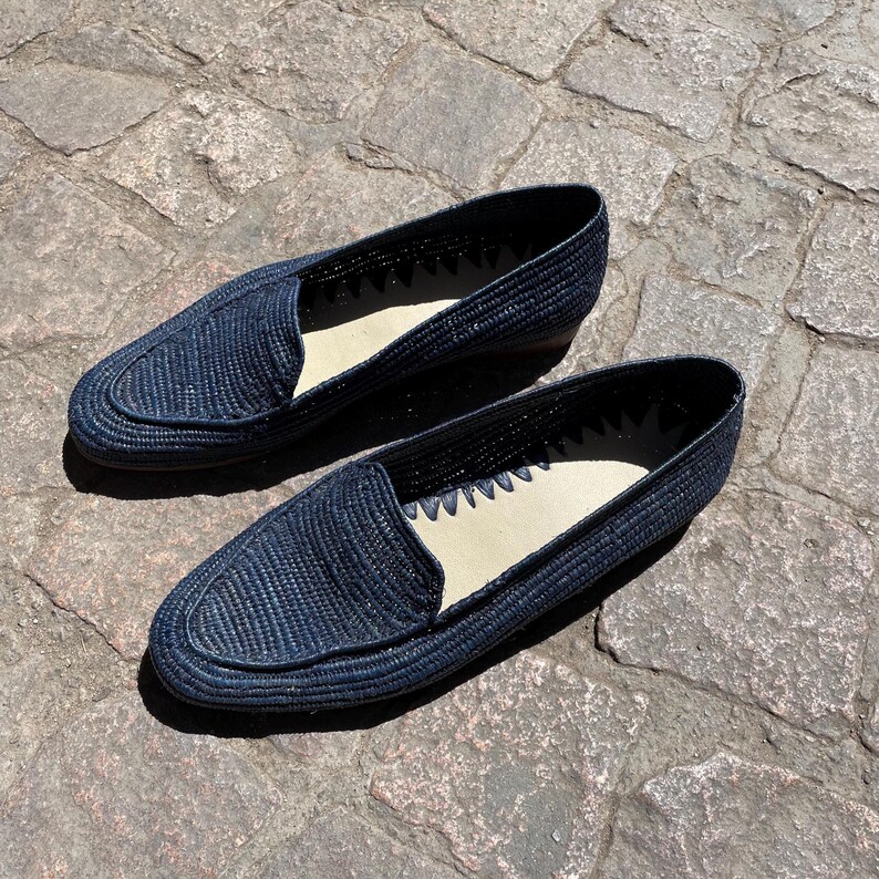 Men’s handmade derby shoes crafted from polished raffia with a refined woven texture. These artisan loafers offer a lightweight, breathable fit and a stylish blend of classic derby design and natural materials. Perfect for weddings, summer outfits, or everyday wear, they showcase Moroccan craftsmanship with a sleek, elegant finish.