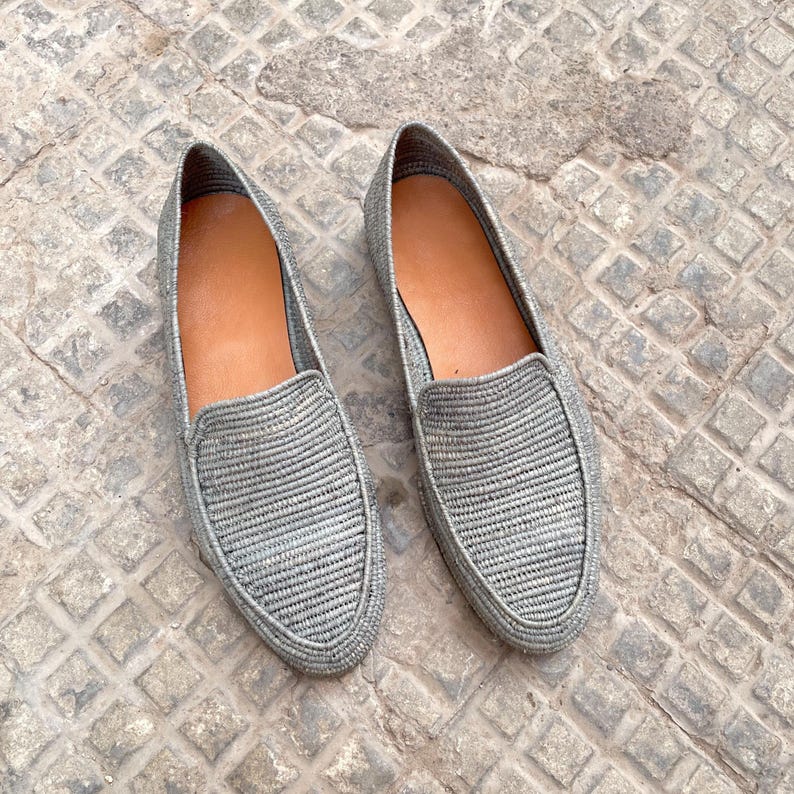 Men’s handmade derby shoes crafted from polished raffia with a refined woven texture. These artisan loafers offer a lightweight, breathable fit and a stylish blend of classic derby design and natural materials. Perfect for weddings, summer outfits, or everyday wear, they showcase Moroccan craftsmanship with a sleek, elegant finish.