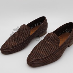 Men’s handmade derby shoes crafted from polished raffia with a refined woven texture. These artisan loafers offer a lightweight, breathable fit and a stylish blend of classic derby design and natural materials. Perfect for weddings, summer outfits, or everyday wear, they showcase Moroccan craftsmanship with a sleek, elegant finish.