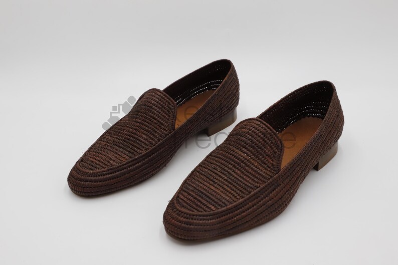 Men’s handmade derby shoes crafted from polished raffia with a refined woven texture. These artisan loafers offer a lightweight, breathable fit and a stylish blend of classic derby design and natural materials. Perfect for weddings, summer outfits, or everyday wear, they showcase Moroccan craftsmanship with a sleek, elegant finish.