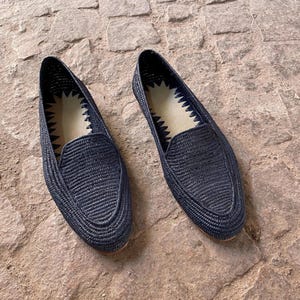 Men’s handmade derby shoes crafted from polished raffia with a refined woven texture. These artisan loafers offer a lightweight, breathable fit and a stylish blend of classic derby design and natural materials. Perfect for weddings, summer outfits, or everyday wear, they showcase Moroccan craftsmanship with a sleek, elegant finish.