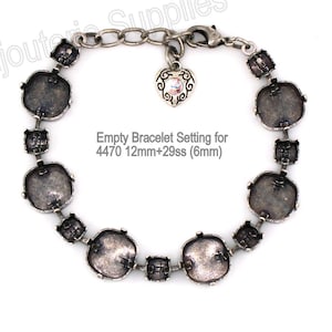 Könnte beinhalten: Ein silberfarbenes Armband mit herzförmigem Anhänger und quadratischen Fassungen. Das Armband hat ein Kettenglied-Design und ist mit quadratischen und kleinen rechteckigen Fassungen verziert. Der Text "Empty Bracelet Setting for 4470 12mm+29ss (6mm)" ist sichtbar.