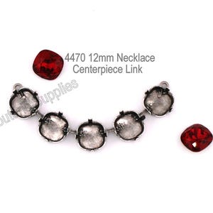 Puede incluir: Un enlace central de collar con cinco engastes cuadrados plateados. También hay dos gemas cuadradas sueltas de color rojo. El texto "4470 12mm Necklace Centerpiece Link" es visible.