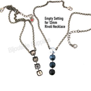 Puede incluir: Engaste vacío para un collar Rivoli de 12 mm. El collar está hecho de metal plateado y tiene una cadena con un cierre de langosta. El engaste está diseñado para sujetar un cristal Rivoli de 12 mm.