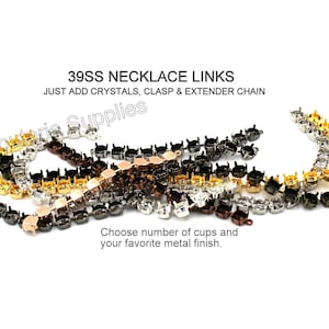 Puede incluir: Primer plano de una variedad de eslabones de collar de metal, cada uno con un engaste cuadrado para un cristal. Los eslabones están en acabados dorado, plateado, negro y oro rosa. El texto "39SS NECKLACE LINKS" y "JUST ADD CRYSTALS, CLASP & EXTENDER CHAIN" es visible en la imagen.