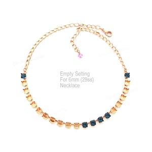 Puede incluir: Collar de oro con cadena y 29 engastes vacíos para piedras de 6 mm. Los engastes se alternan en azul y oro.