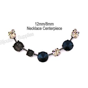 Puede incluir: Un centro de collar plateado con alternancia de piedras redondas transparentes y azul oscuro. El texto "12mm/8mm Necklace Centerpiece" es visible sobre el collar.