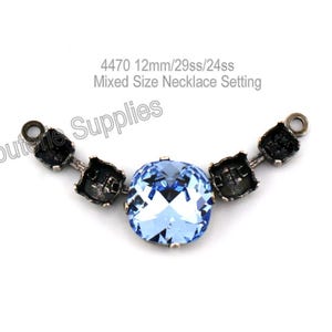Puede incluir: Un engaste de collar plateado con un cristal azul claro de 12 mm. El engaste está diseñado para contener un tamaño mixto de cristales. El texto "4470 12mm/29ss/24ss Mixed Size Necklace Setting" es visible en la imagen.