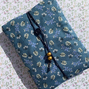 Pochette à livre Petites fleurs bleues cretonne format au choix image 1