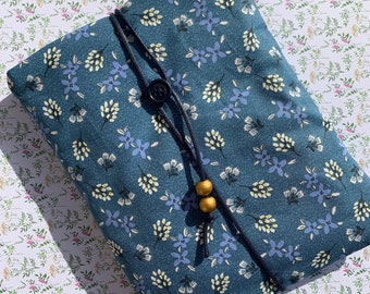 Pochette à livre - Petites fleurs bleues cretonne (format au choix)