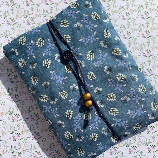 Pochette à livre - Petites fleurs bleues cretonne (format au choix)