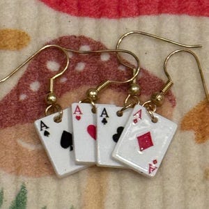 Pendientes de ases de naipes