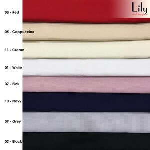 Peut inclure: Un assortiment de 10 &eacute;chantillons de tissu Aida de diff&eacute;rentes couleurs, dont le rouge, le cappuccino, la cr&egrave;me, le blanc, le rose, le marine, le gris et le noir. Les &eacute;chantillons sont &eacute;tiquet&eacute;s avec des num&eacute;ros et des noms de couleurs.