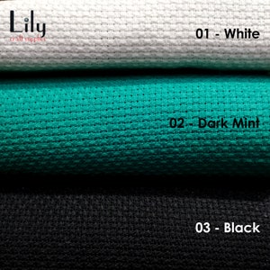 Peut inclure: Trois rouleaux de tissu Aida en blanc, vert menthe fonc&eacute; et noir. Les rouleaux sont &eacute;tiquet&eacute;s avec des num&eacute;ros et des noms de couleurs&nbsp;: 01&nbsp;- Blanc, 02&nbsp;- Menthe fonc&eacute;, 03&nbsp;- Noir.
