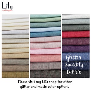 Peut inclure: Un assortiment d'&eacute;chantillons de tissus de diff&eacute;rentes couleurs, notamment blanc, beige, bleu clair, rose, vert, rouge, violet et noir. Certains tissus ont une finition scintillante. Le texte "Glitter Sparkly fabric" est &eacute;crit sur l'image. Le texte "Please visit my ETSY shop for other glitter and matte color options" est &eacute;galement &eacute;crit sur l'image.