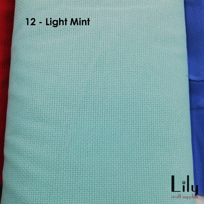 Peut inclure: Un tissu Aida de couleur vert menthe clair avec le texte "12 - Light Mint" imprim&eacute; dessus. Le tissu est un choix populaire pour les projets de point de croix.