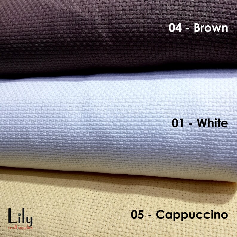 Peut inclure: Trois rouleaux de tissu Aida en brun, blanc et beige. Le rouleau brun est &eacute;tiquet&eacute; "04 - Brun", le rouleau blanc est &eacute;tiquet&eacute; "01 - Blanc" et le rouleau beige est &eacute;tiquet&eacute; "05 - Cappuccino".