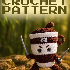 Peut inclure: Une figurine en crochet marron et blanc en forme de tasse avec un bandeau, tenant deux petites épées grises. La figurine a des yeux noirs, une expression en colère et un écusson rectangulaire blanc sur le bandeau. Le texte CROCHET PATTERN est visible.