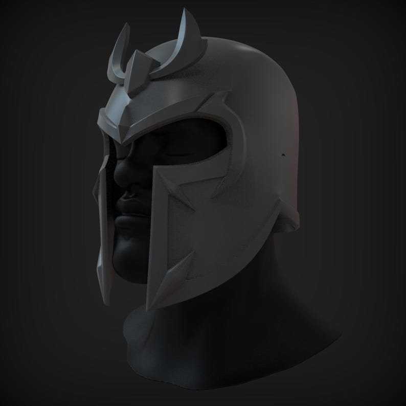 Peut inclure: Un casque en plastique gris avec un sommet pointu et un masque facial. Le casque a une surface textur&eacute;e et un design qui ressemble &agrave; un casque de guerrier.
