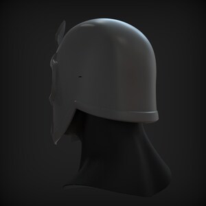 Peut inclure: Un casque gris avec une visi&egrave;re pointue, vu de dos. Le casque a une forme ronde et lisse et un design simple.