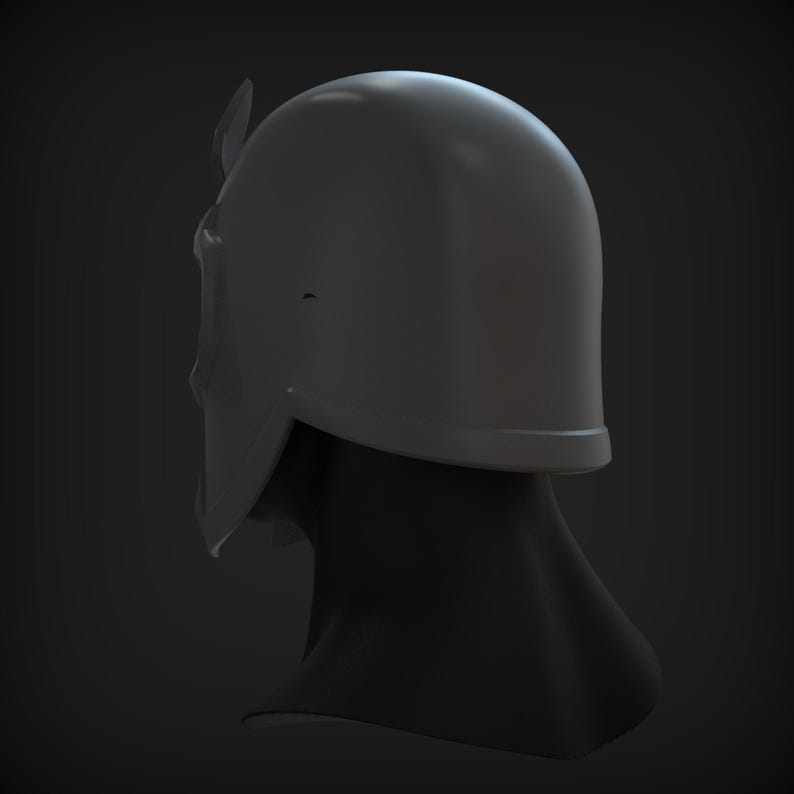 Peut inclure: Un casque gris avec une visi&egrave;re pointue, vu de dos. Le casque a une forme ronde et lisse et un design simple.