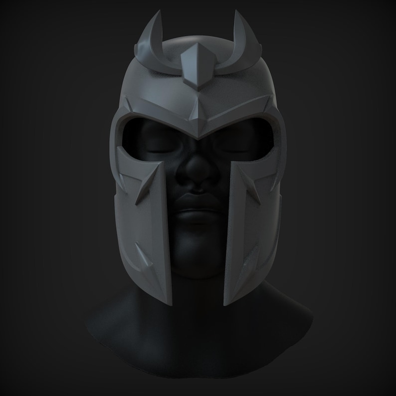 Peut inclure: Un casque gris avec une couronne pointue et un masque facial. Le casque a une surface textur&eacute;e et un design angulaire et pointu.