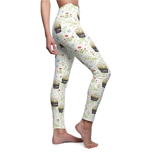 Puede incluir: Leggings blancos con estampado floral con plantas en macetas, flores y libélulas.