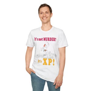 Op de afbeelding: Wit T-shirt met de tekst "It's not MURDER?" in roze en "It's XP!" in geel. Het shirt heeft een cartoon illustratie van een figuur met een zwaard.