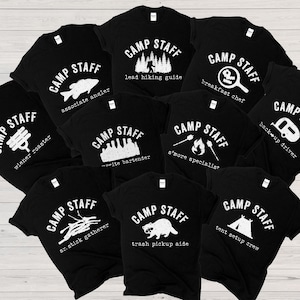 キャンプスタッフシャツ - お揃いのキャンプTシャツ - グループキャンプ場のお揃いTシャツ - ファミリーキャンプTシャツ - 2021年友達キャンプ旅行シャツ
