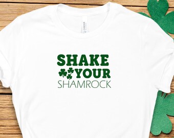 シャムロックを振るシャツ、聖パトリックデーシャツ、アイルランドTシャツ、アイルランドシャツ、ラッキーTシャツ、シャムロックシャツ、家族向け聖パトリックデーシャツ
