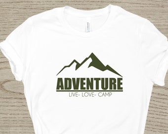 Könnte beinhalten: Weißes T-Shirt mit grünem Bergmotiv und dem Text "Adventure Live-Love-Camp"
